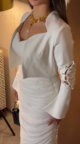 فستان إيلورا – أناقة بيضاء بتفاصيل فخمة عصرية