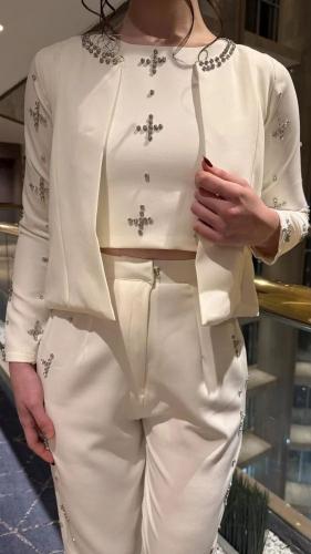 بدلة MAJESTIC IVORY – فخامة ناعمة بتفاصيل كريستالي...