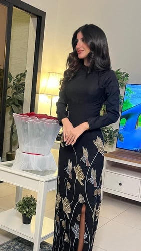 فستان نوار بتطريز الكمبيوتر وفصوص الزركون