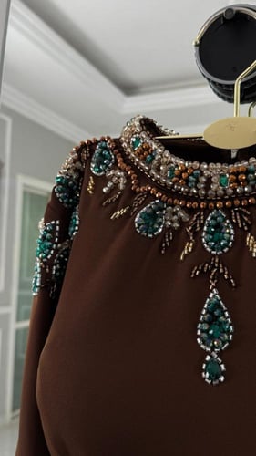 فستان ROYAL VEIL مطرز فاخر – بني وبيج ملكي