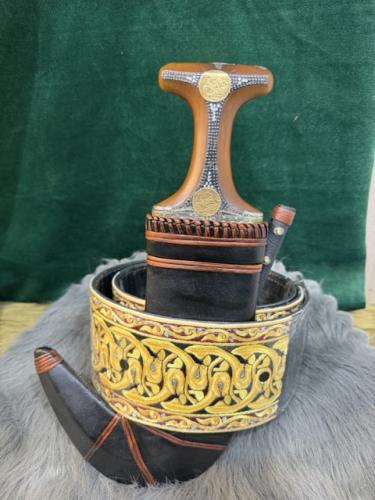 Najranian purse and wire similar to the giraffe
