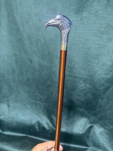 عصى شبابية برأس صقر