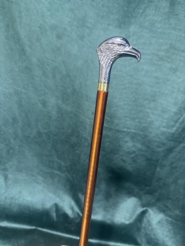 عصى شبابية برأس صقر