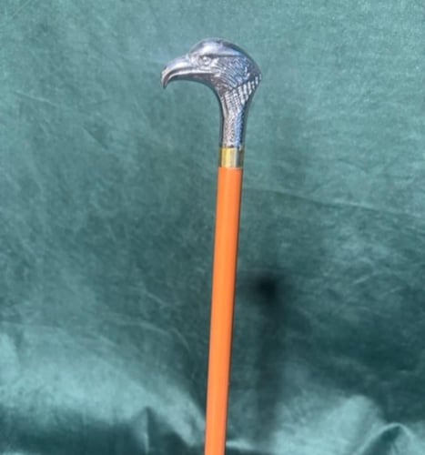 عصى شبابية برأس صقر