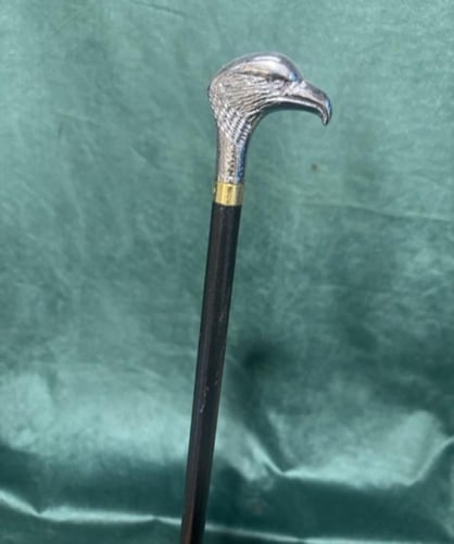 عصى شبابية برأس صقر