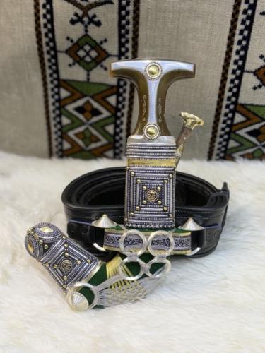 A purse, a dagger, mixed, horn