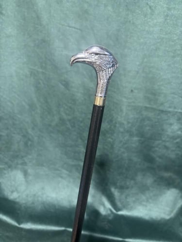 عصى شبابية برأس صقر