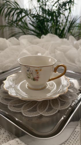 فنجان كلاسيك أنيق مع صينية ومفرش صغير