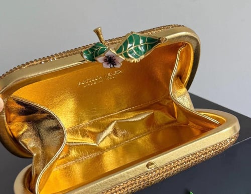 شنطة Knot Clutch بلون ذهبي من بوتيغا فينيتا