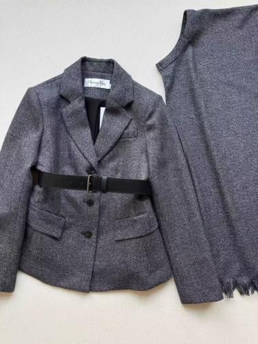 طقم جاكيت وتنورة نسائي