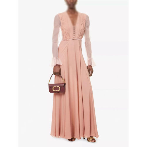 فستان حرير وردي بأكمام شفافة