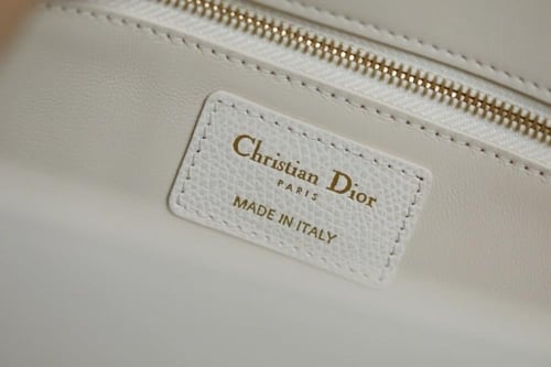 30 Montaigne Bag Latte Box Calfskin 24cm