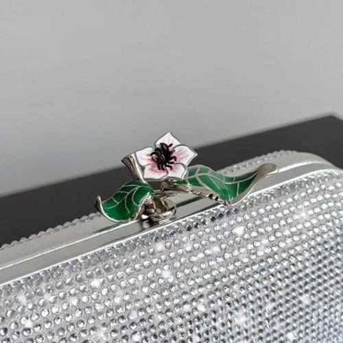 شنطة Knot Clutch الفضية من بوتيغا فينيتا