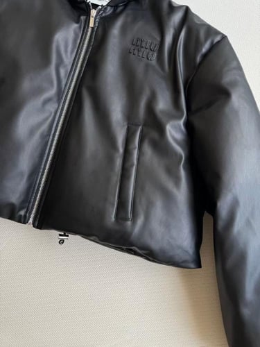 جاكيت مبطن من جلد النابا باللون الأسود من ميو ميو