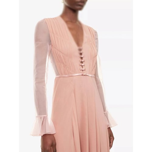 فستان حرير وردي بأكمام شفافة