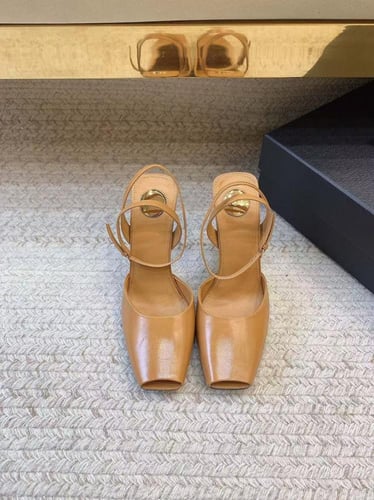 صندل أنيق بألوان متعددة