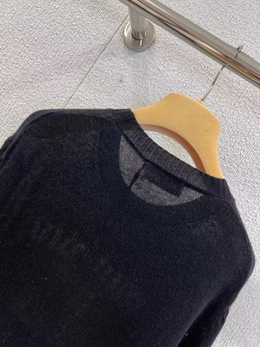 سويتر من الصوف والكشمير باللون الأسود