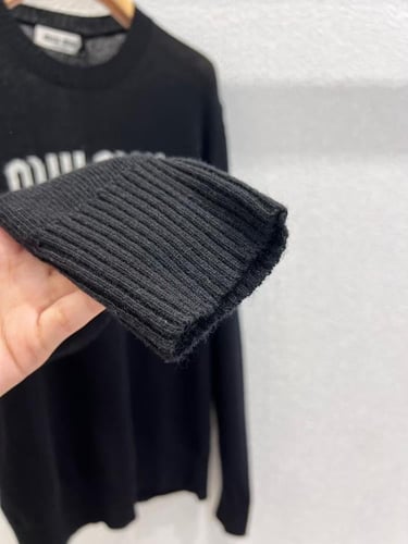 سويتر من الصوف والكشمير باللون الأسود