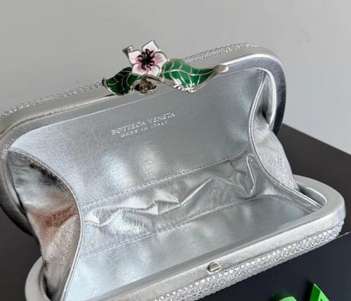 شنطة Knot Clutch الفضية من بوتيغا فينيتا