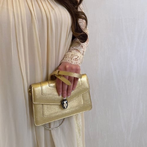 فستان نسائي بتصميم عصري