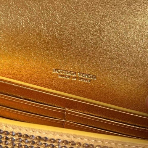 شنطة بوتيقا انديامو كلتش بلون ذهبي مميز