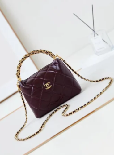 حقيبة Chanel برغندي بتفاصيل ذهبية