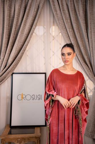 جلابية نسائية عصرية بلون أحمر