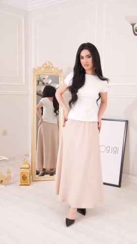 طقم نسائي باللون الأبيض والبيج بتصميم ناعم ولمسة ر...