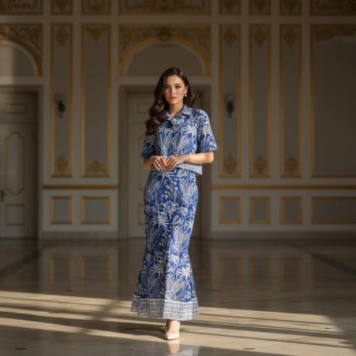 طقم نسائي أزرق وأبيض بلمسة أنثوية راقية