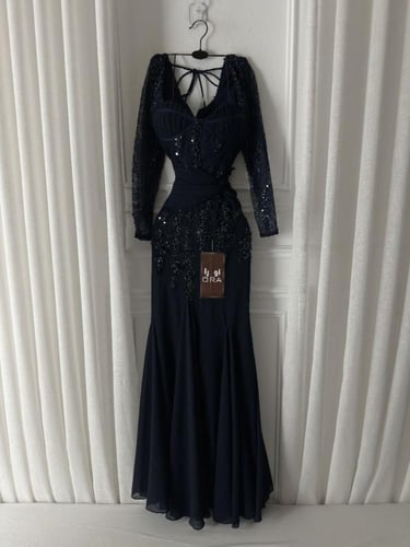 فستان كحلي كلفه شك جبير وجورجيت