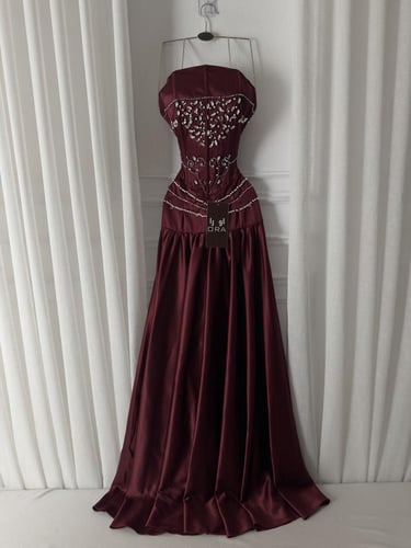 فستان عودي تفته سيلا وتطريز يدوي