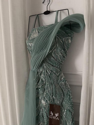 فستان تيفاني كلفه شك ورود وبوليسيه