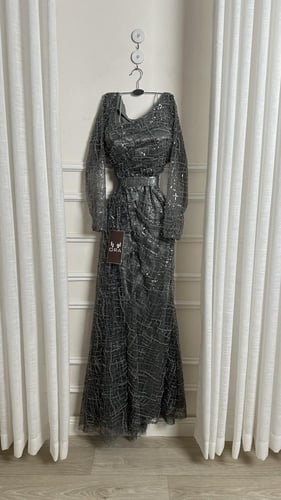 فستان رصاصي كلفه شك سهره وذيل