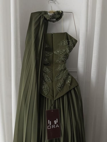 فستان زيتي قطعتين صدريه شك وجورجيت بوليسيه