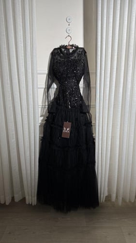 فستان اسود صدريه شك وتل تيواني كسرات