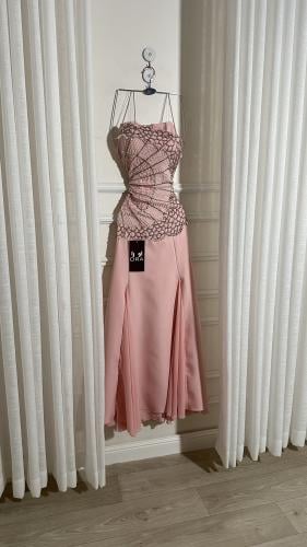 فستان لحمي باربي وتطريز يدوي راقي