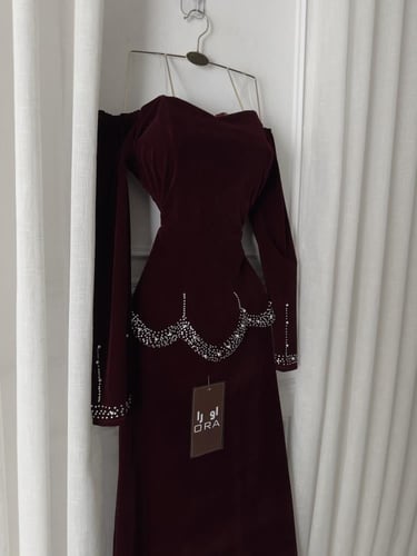 فستان عودي جوخ وتطريز يدوي