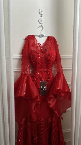 فستان احمر كلفه مورد وبوليسيه واكمام جزار