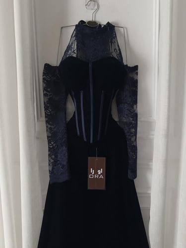 فستان كحلي جوخ مع دانتيل اكمام