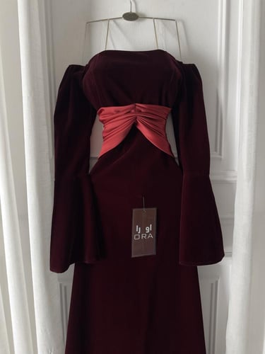 فستان عودي مخمل جوخ وتفته خصر كسرات