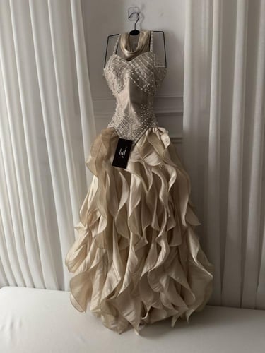 فستان بيج صدريه ميكادو وتطريز يدوي وكسرات كرنكل وش...