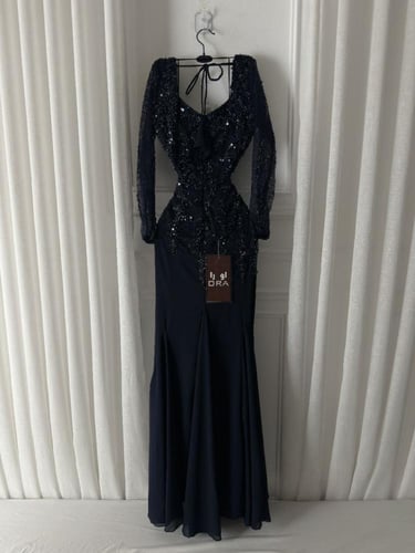 فستان كحلي كلفه شك جبير وجورجيت