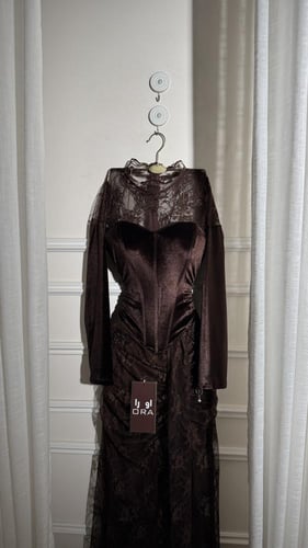 فستان موكا صدريه مخمل ودانتيل فرنسي