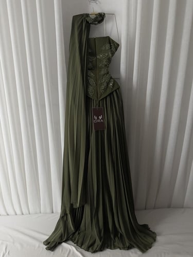 فستان زيتي قطعتين صدريه شك وجورجيت بوليسيه