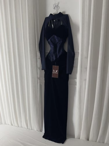 فستان كحلي مخمل جوخ وادنتيل واكمام جورجيت