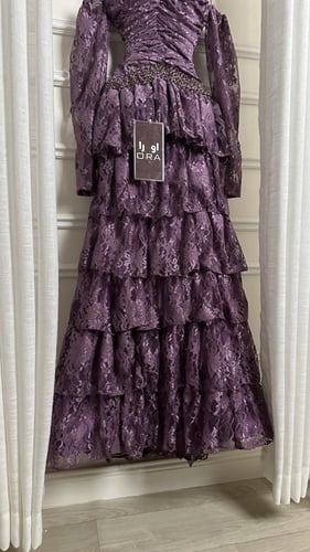 فستان موف دانتيل فرنسي طبقات وتطريز يدوي