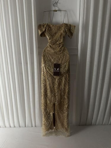 فستان ذهبي كلفه شك سهره راقيه