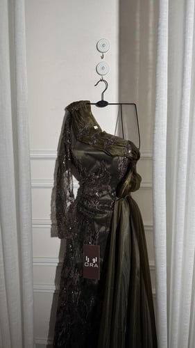 فستان زيتي شك سهره وذيل جزار