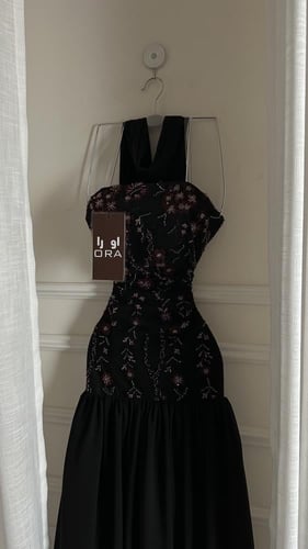 فستان اسود كلفه شك عروق وشال جورجيت