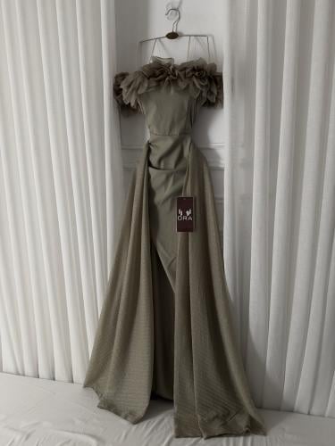 فستان ورود كتف وذيل